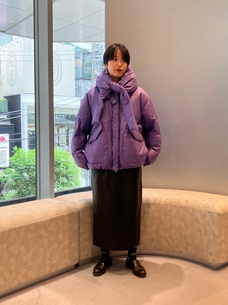 ダウンジャケット×レザースカート