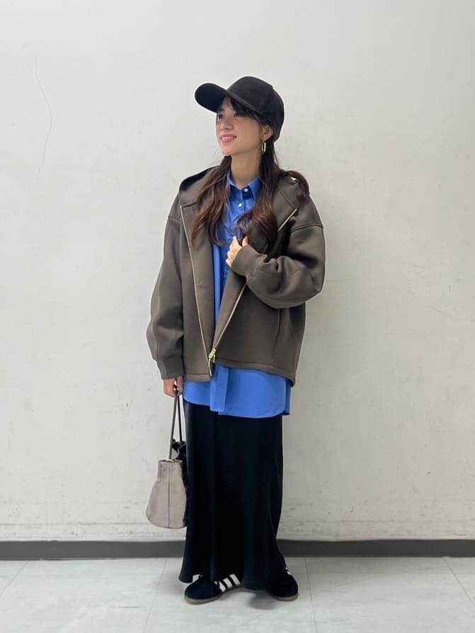 ジップフーディー×サテンスカートコーデ