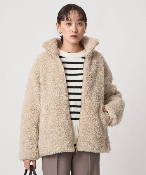 ボアブルゾンを着た女性