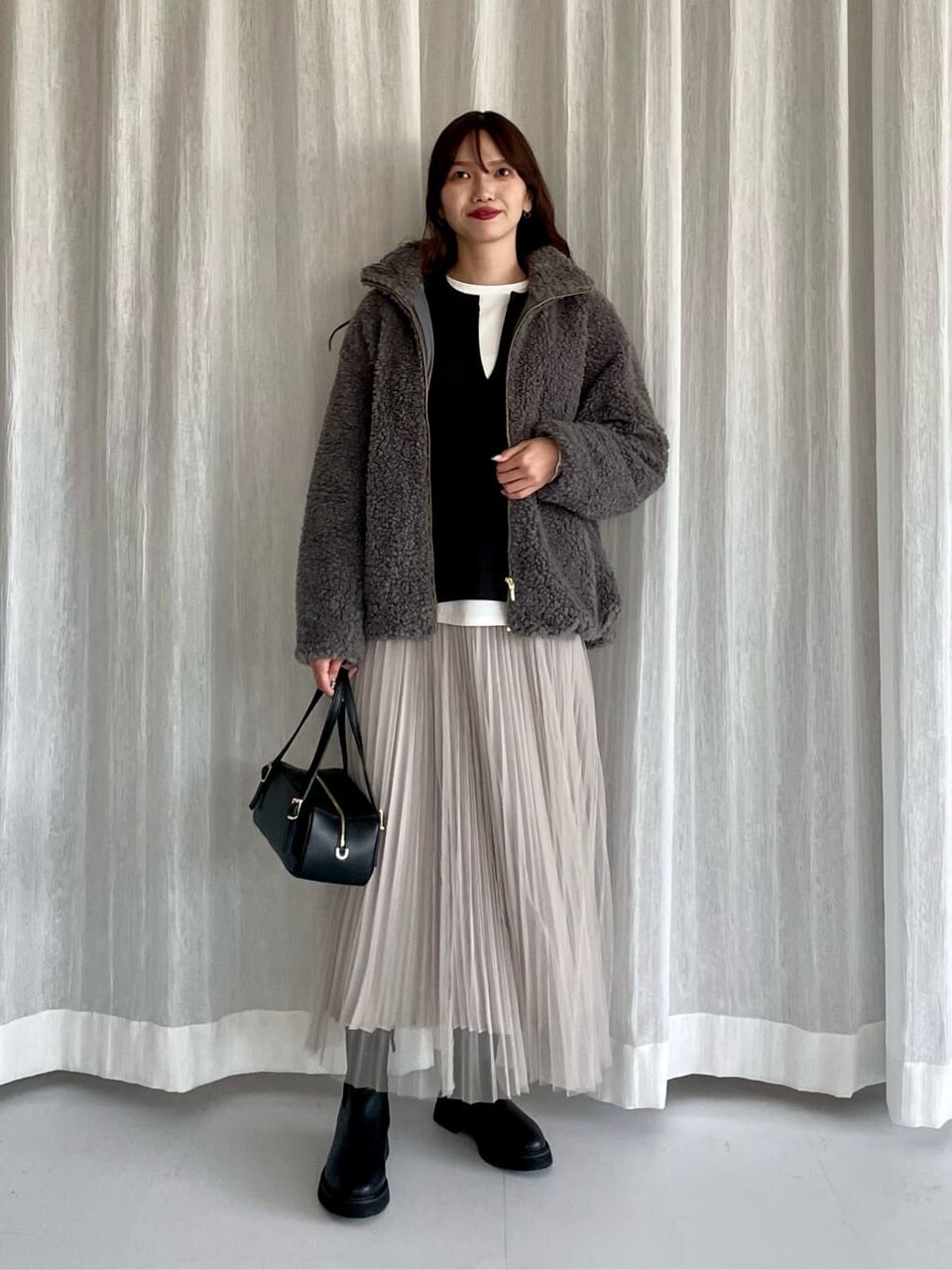 スカートにブルゾンをあわせた女性