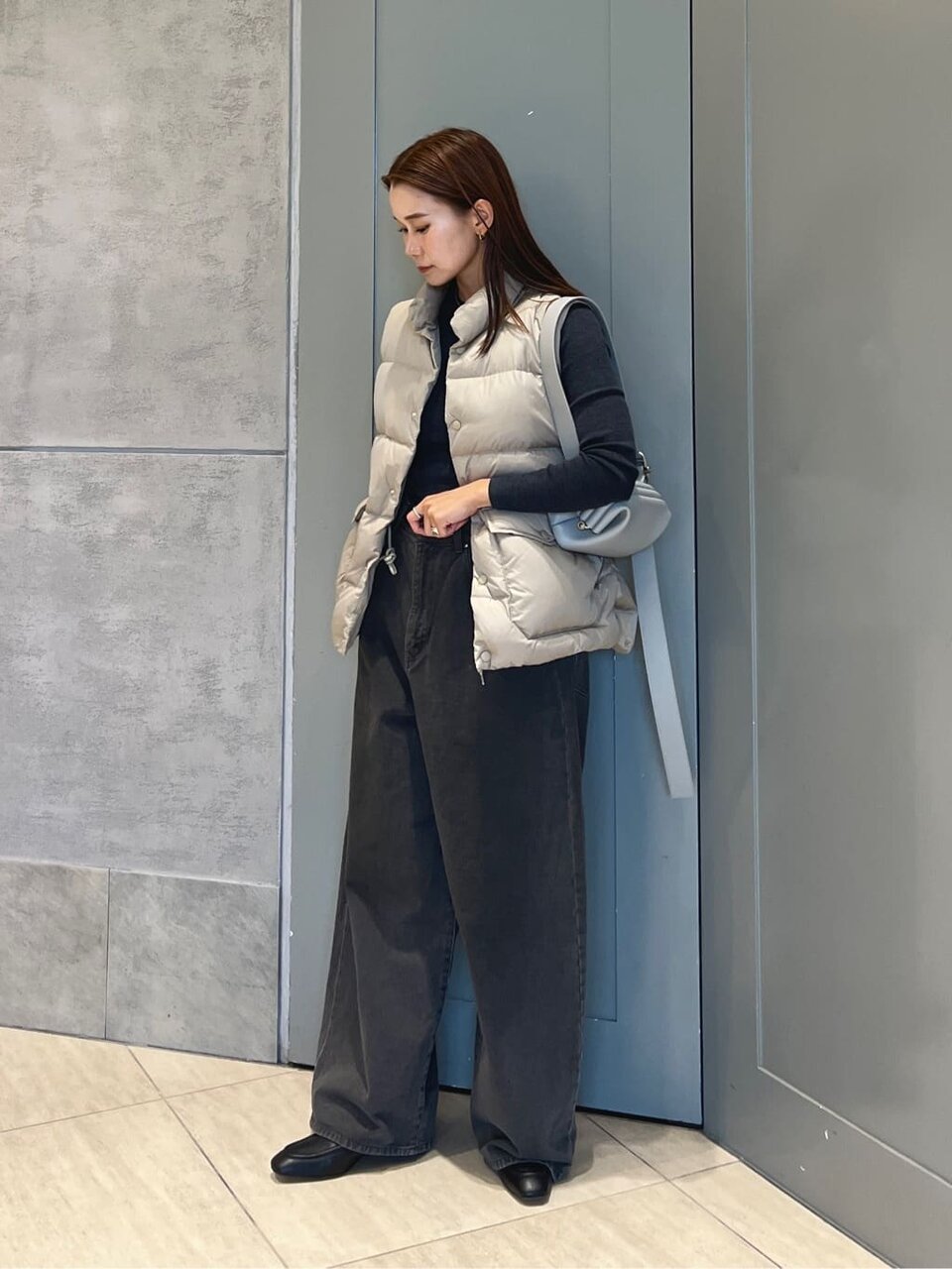 ダウンベストを着た女性