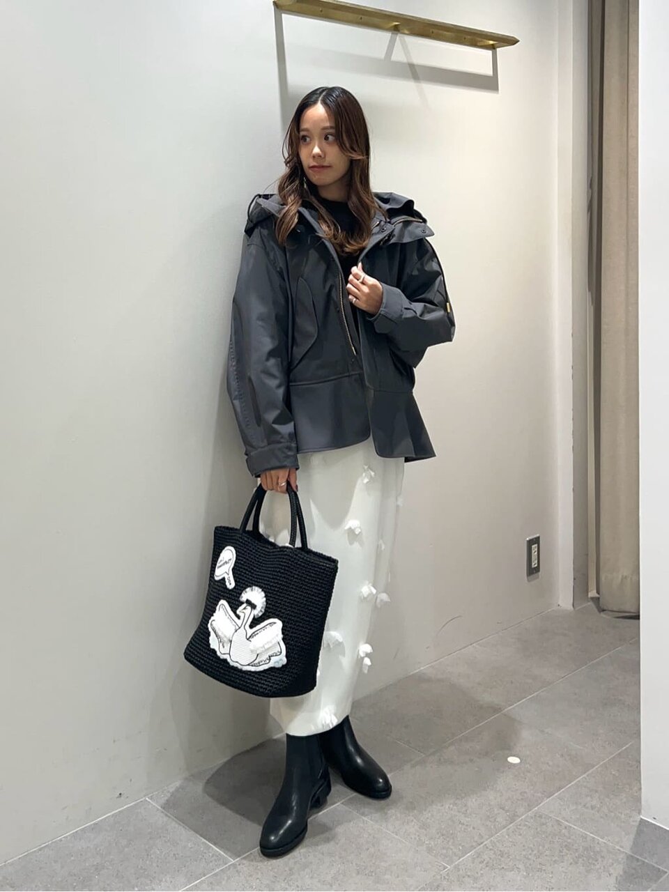 ダークグレーのアウターを着た女性