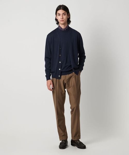 ネイビーのカーディガンを着た男性