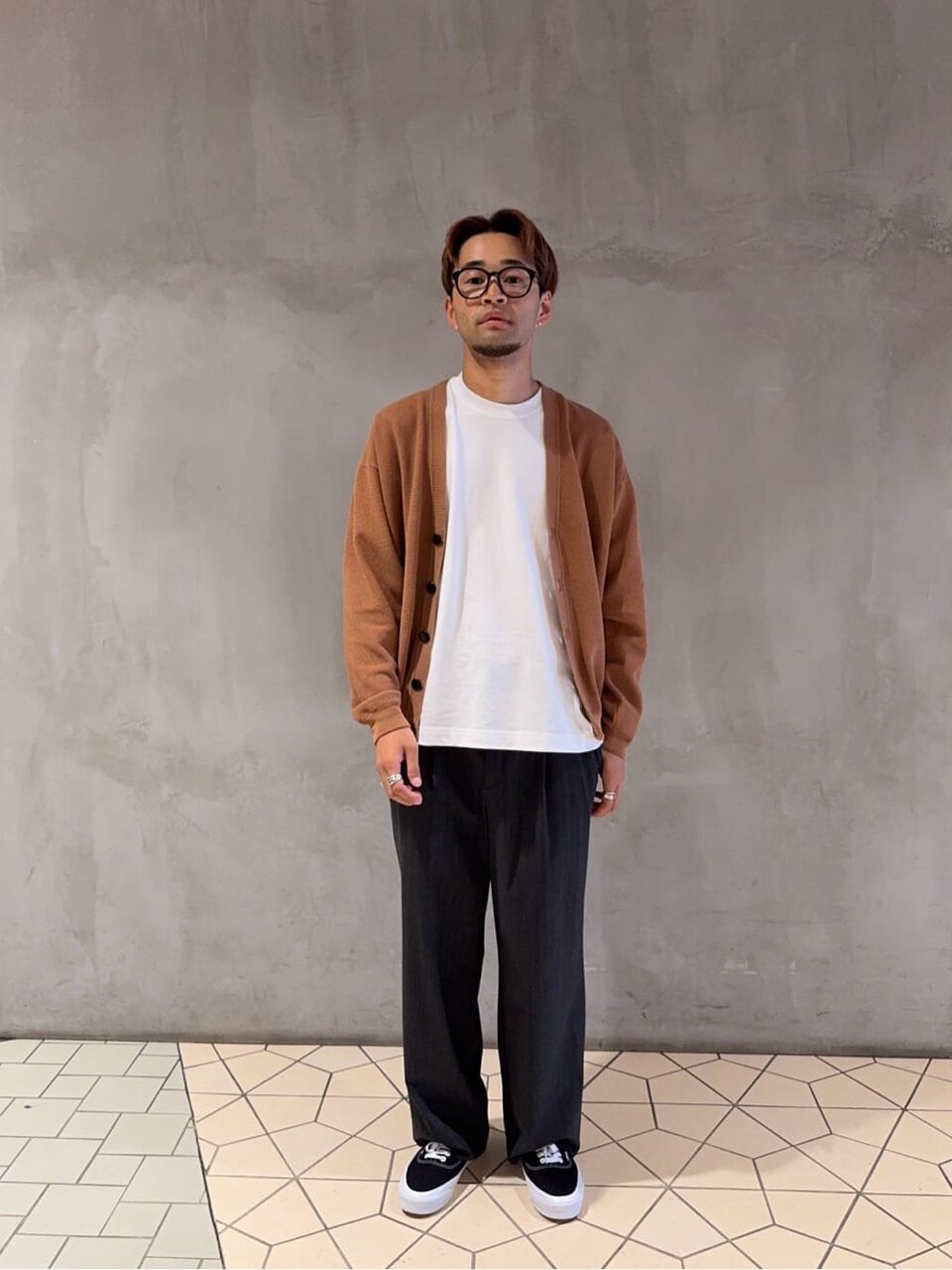 Vネックカーディガン×スラックスのコーデ