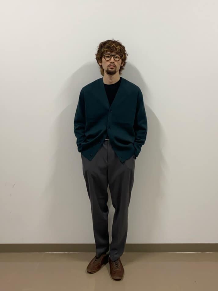 ダークグリーンのカーディガン×テーパードパンツのコーデ