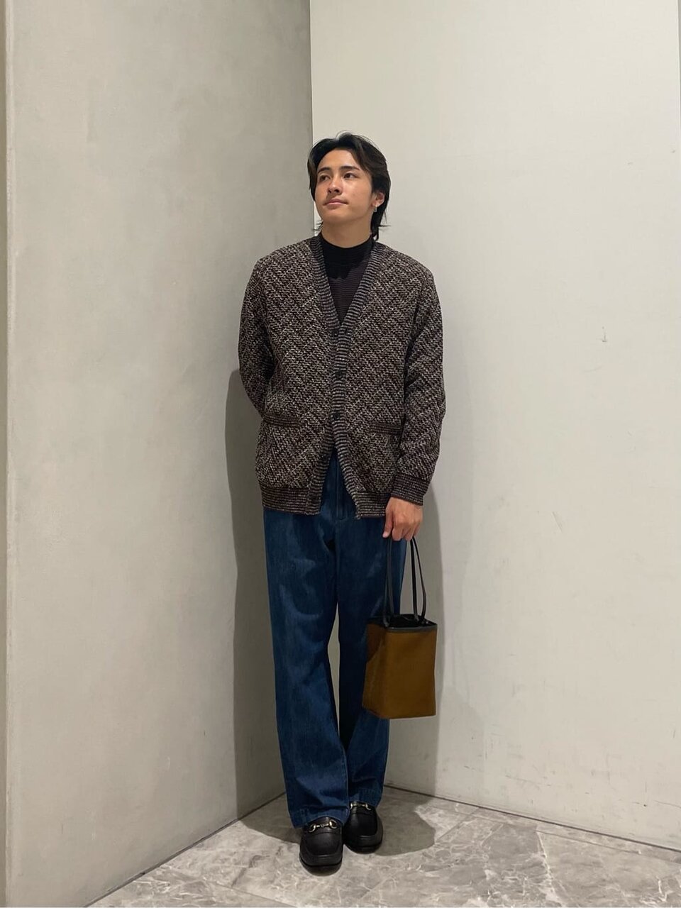 ツイードニットカーディガン×デニムパンツのコーデ