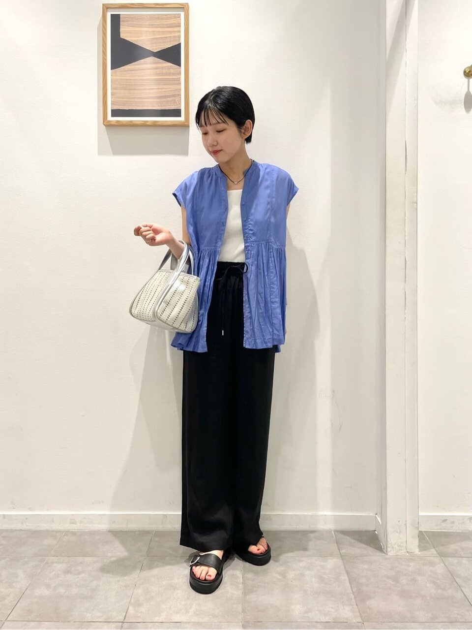 青色のブラウスにワイドイージーパンツをあわせたコーデ