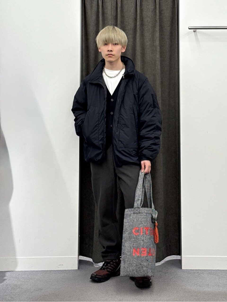 Vネックカーディガン×ダウンブルゾンのコーデ