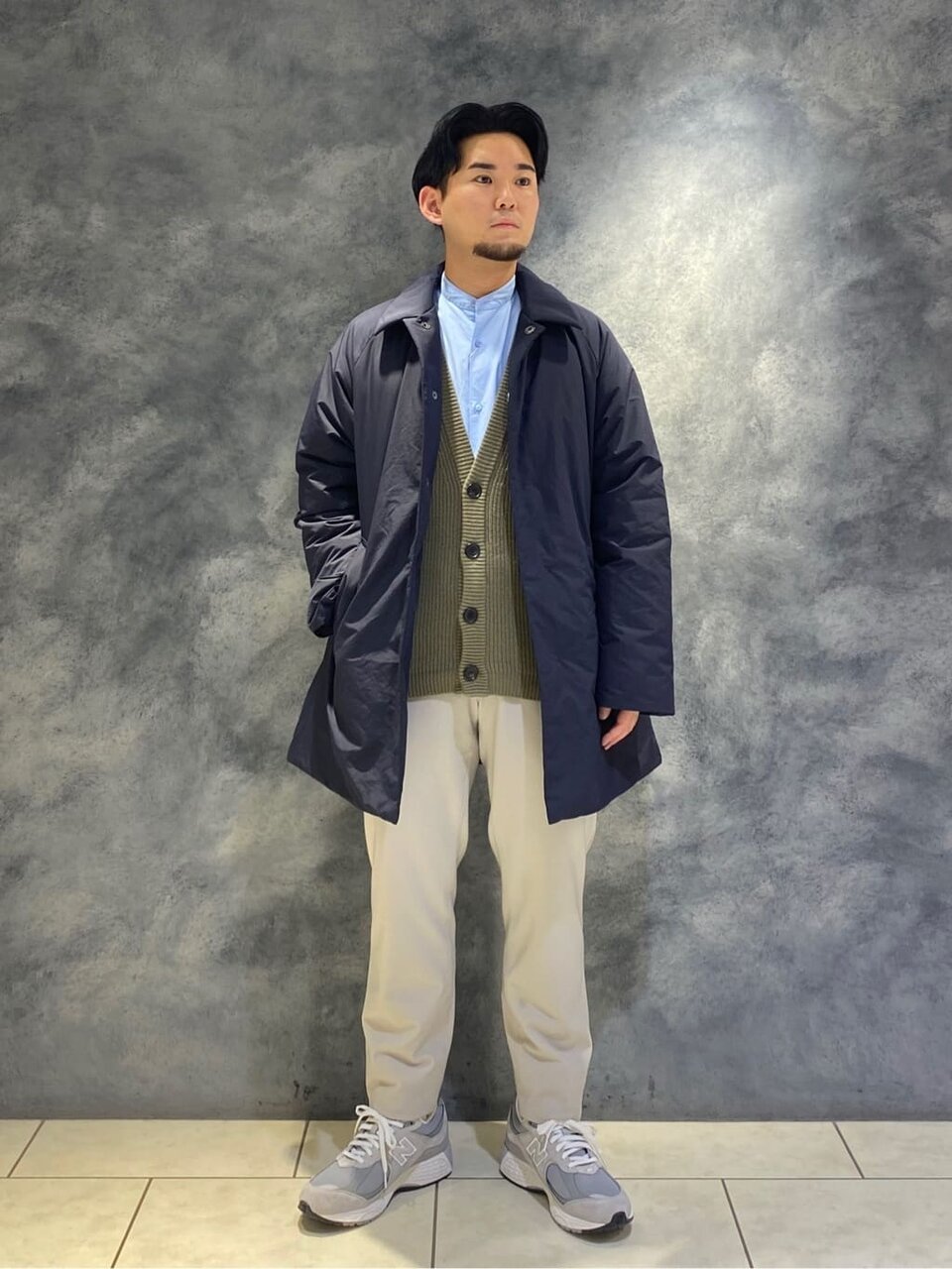 ボタンカーディガン×バルカラーコートのコーデ