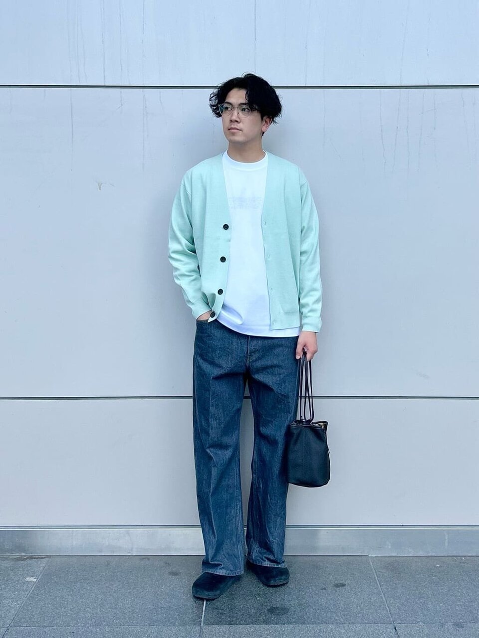 ライムグリーンのカーディガン×デニムパンツのコーデ