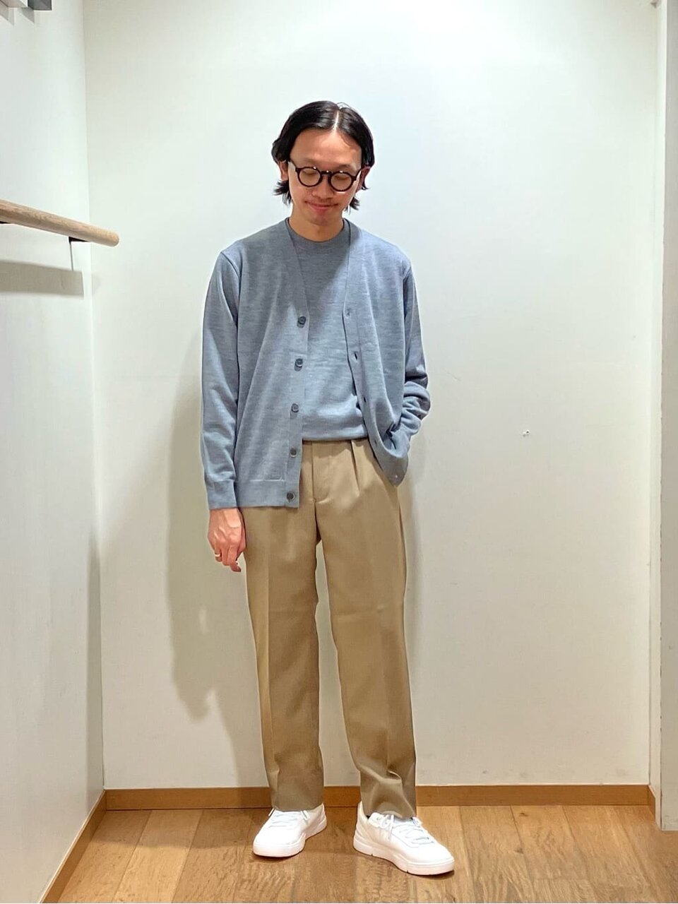 ハイゲージニットカーディガン×チノパンツのコーデ