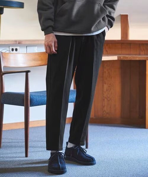裏起毛のパンツをはいている男性