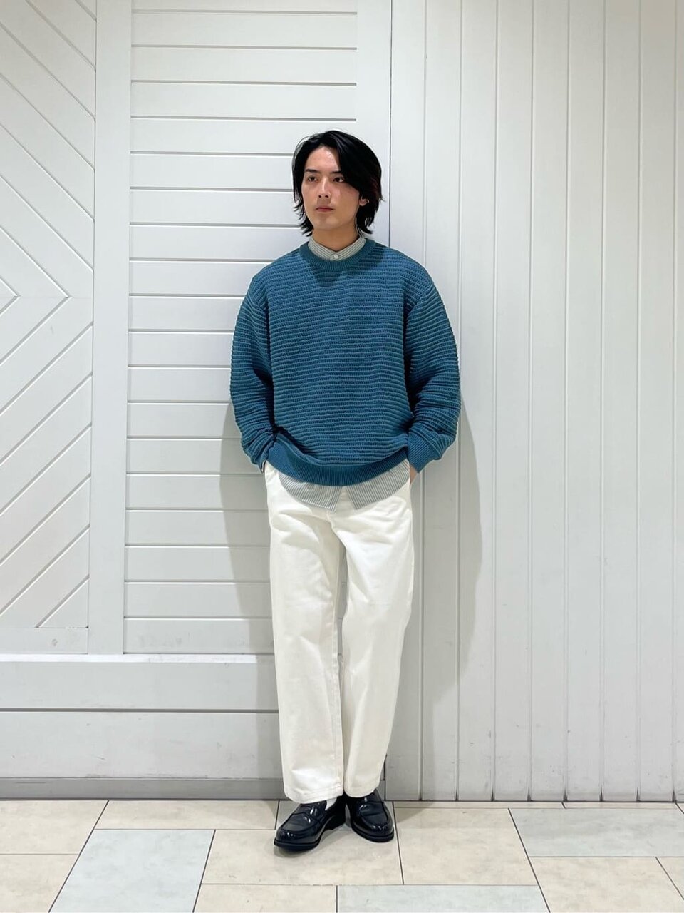 ライトブルーのニット×白のデニムパンツのコーデ
