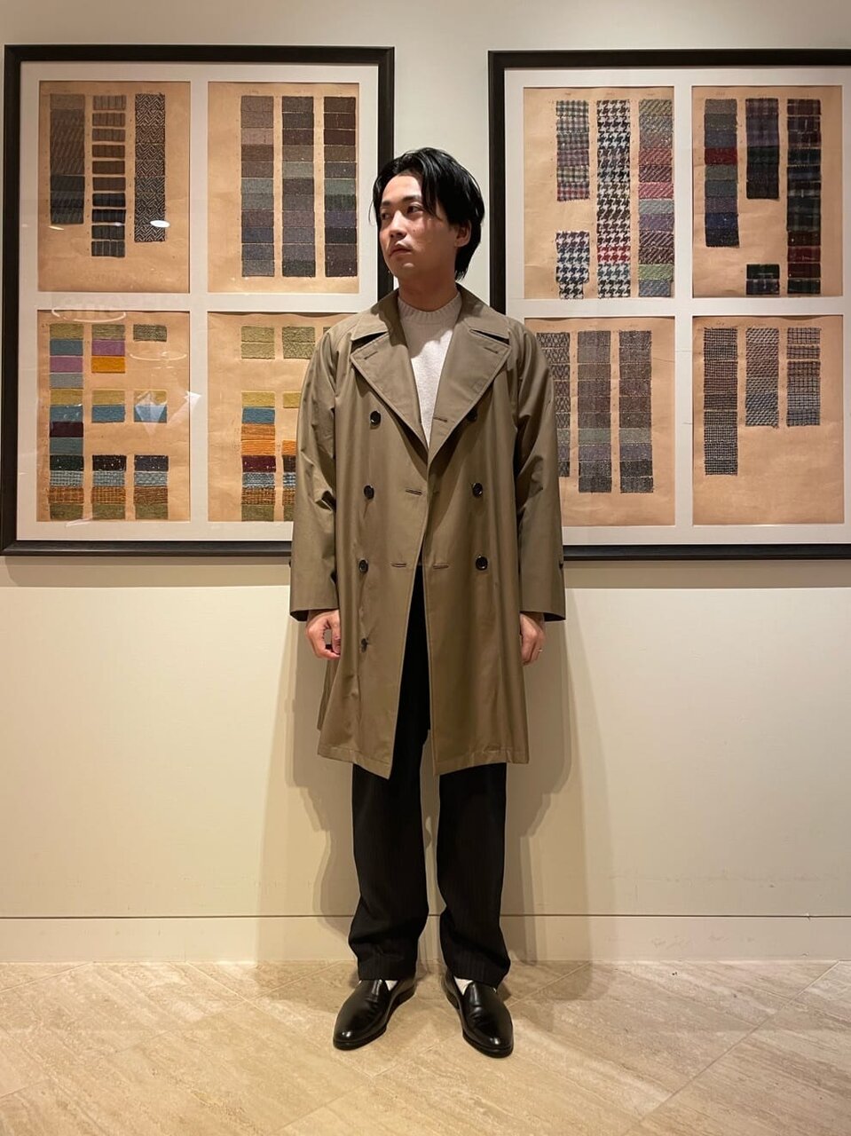 ライトブルーのニット×デニムジャケットのコーデ