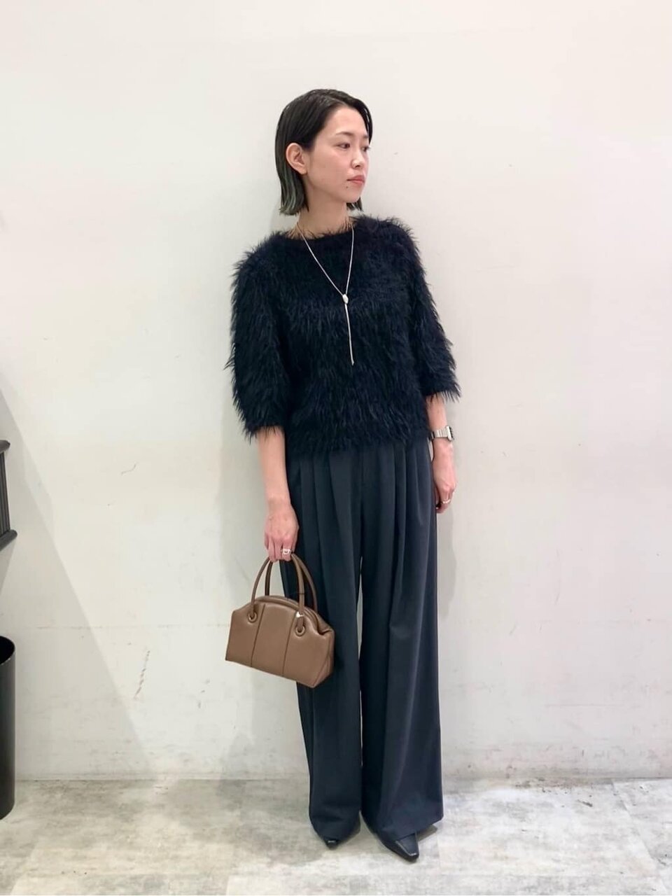 ニットにワイドイージーパンツをあわせたコーデ