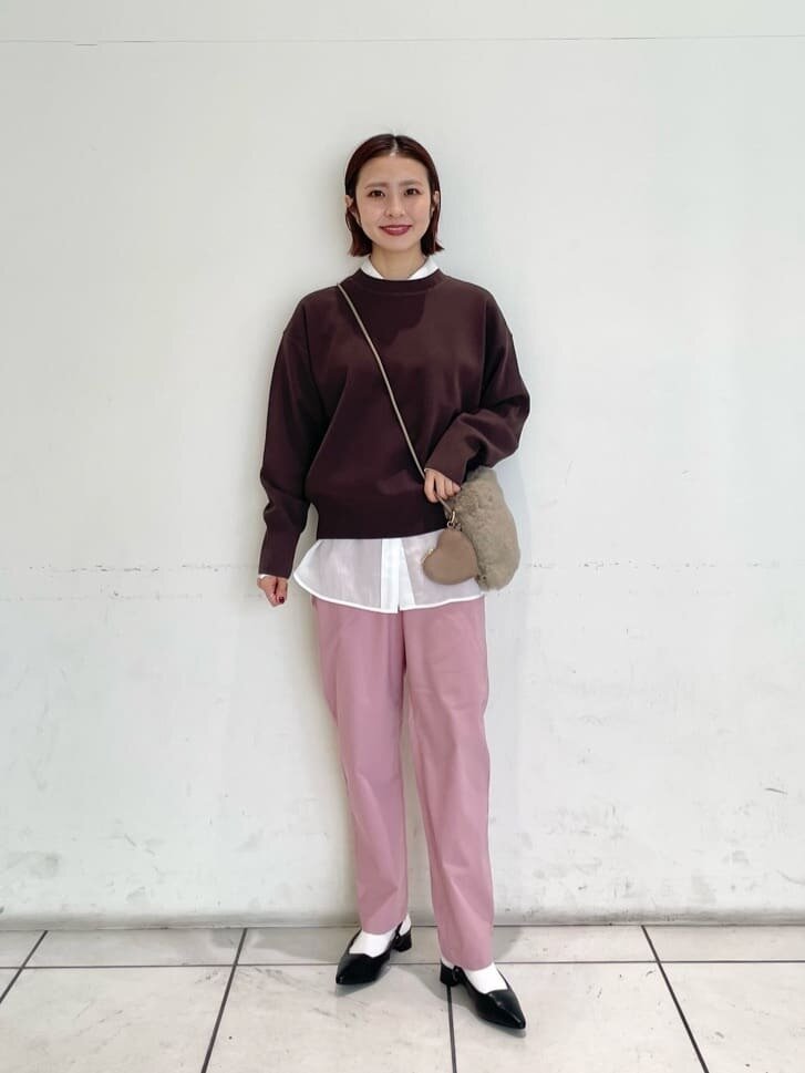 ブラウンのニットにピンクのイージーパンツをあわせたコーデ
