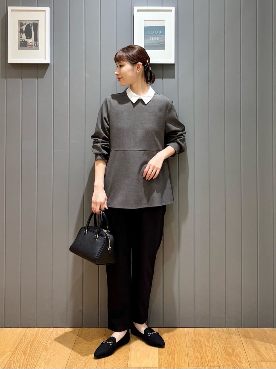 ペプラムブラウスにテーパードパンツをあわせたコーデ