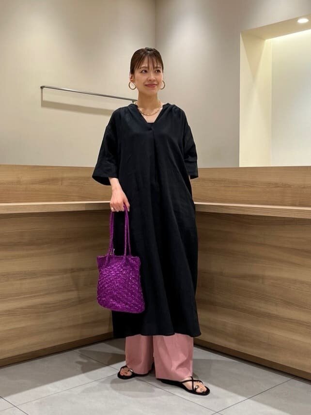 ワンピースにイージーパンツをあわせたコーデ