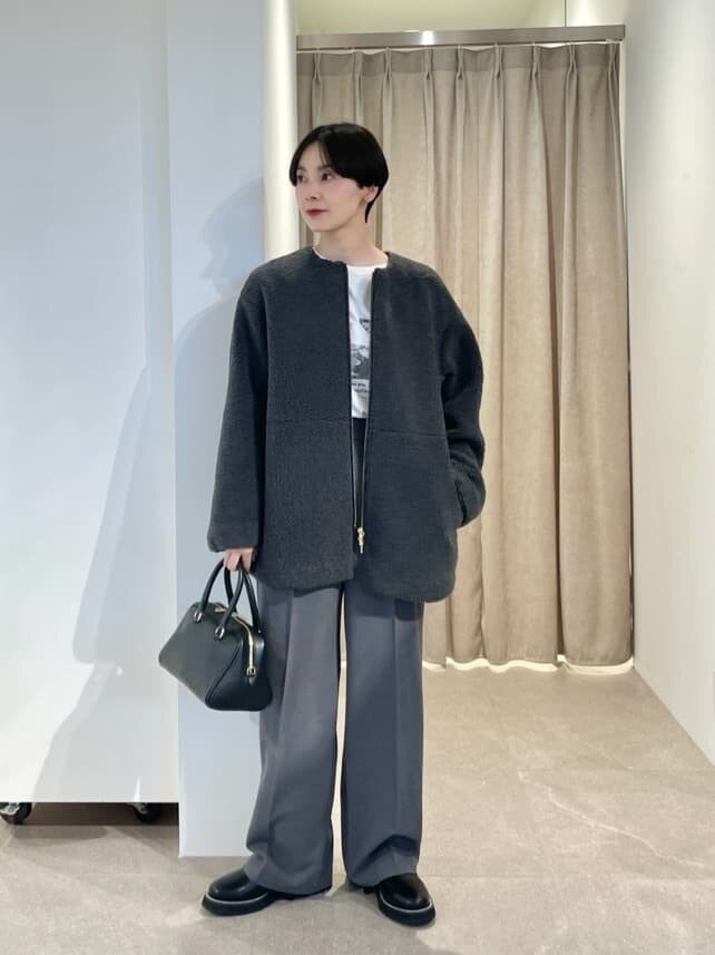 ノーカラーブルゾンにイージーパンツをあわせたコーデ