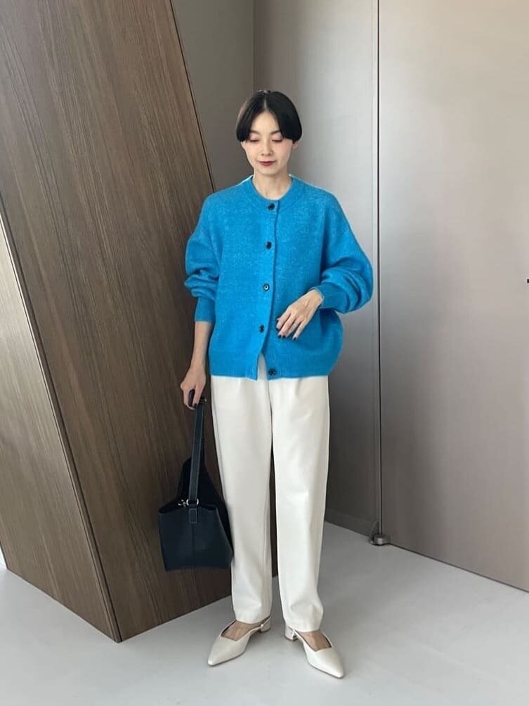 カーディガンにテーパードパンツをあわせたコーデ