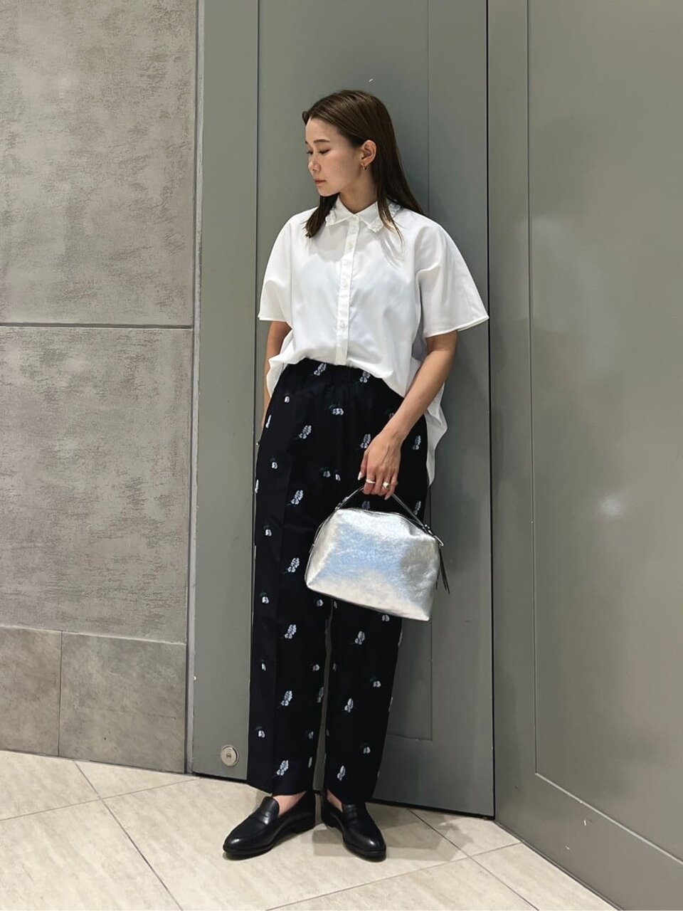 シャツに刺繍柄のテーパードパンツをあわせたコーデ