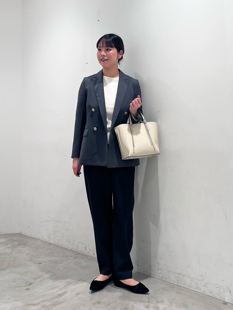 ジャケットにテーパードパンツをあわせたコーデ