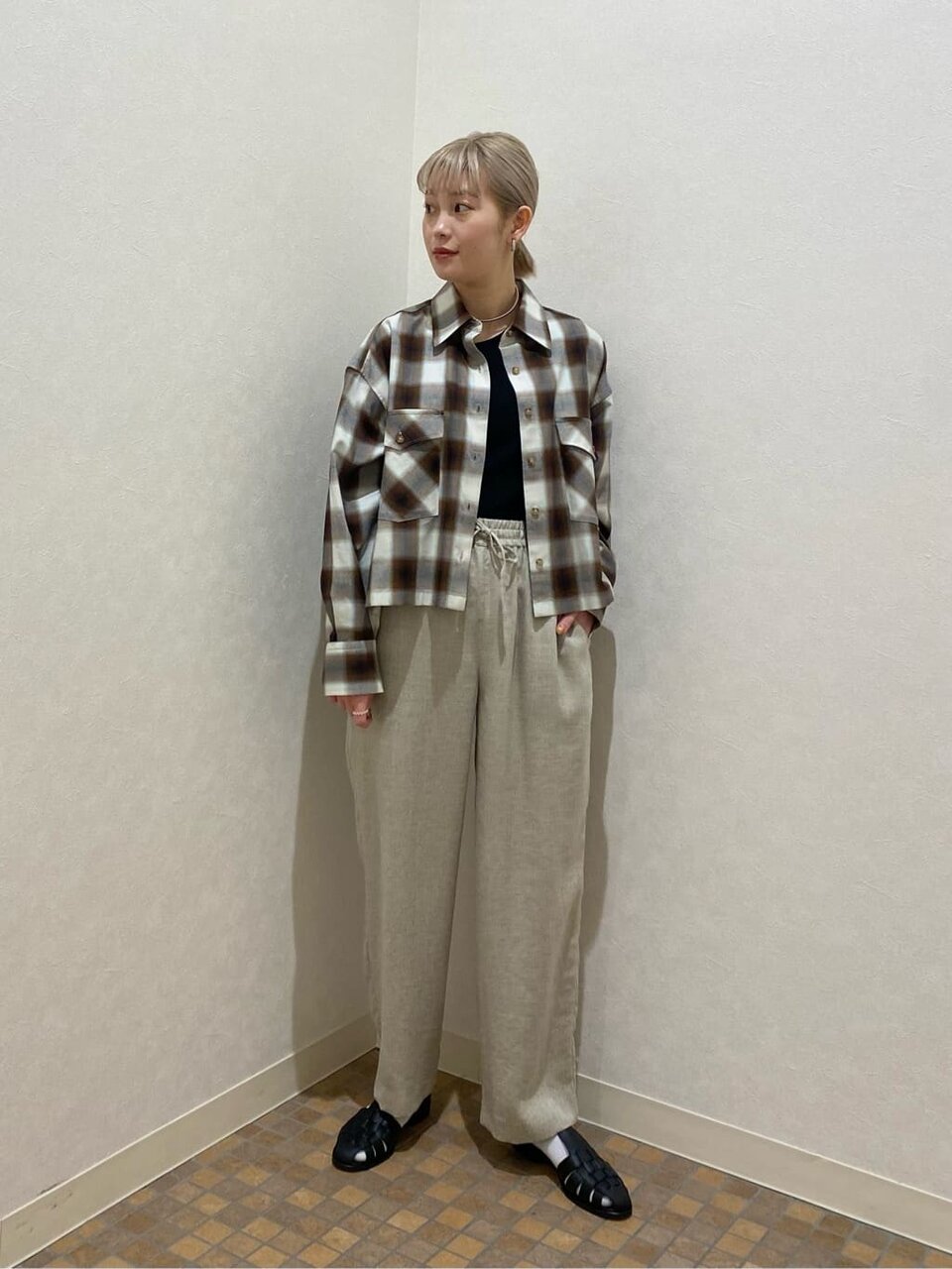 チェック柄シャツとワイドパンツのコーデ