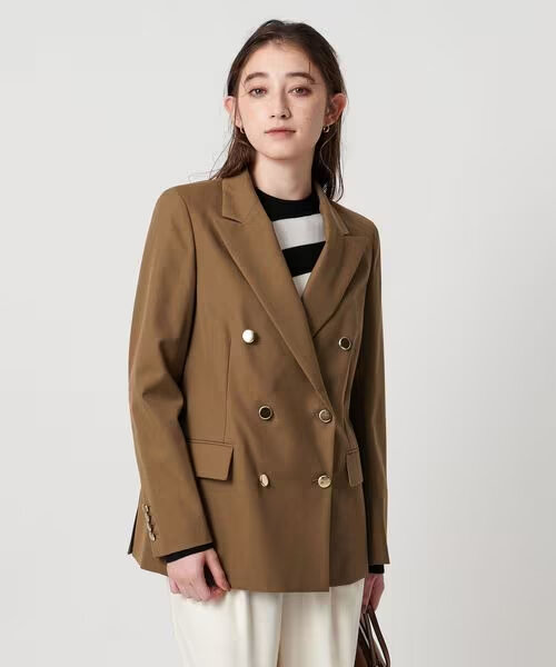 ジャケットを着た女性