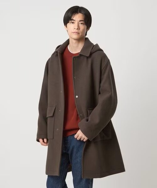 ダークブラウンのダッフルコートを着ている男性