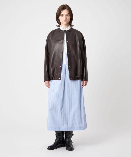 レザージャケットをワンピースにあわせた女性