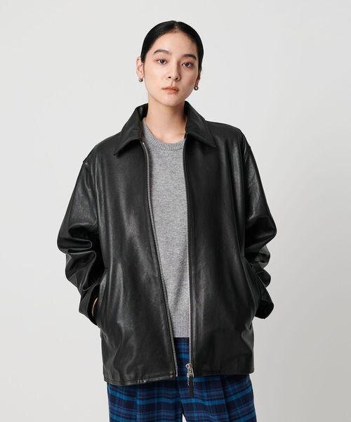 黒のレザージャケットを着た女性