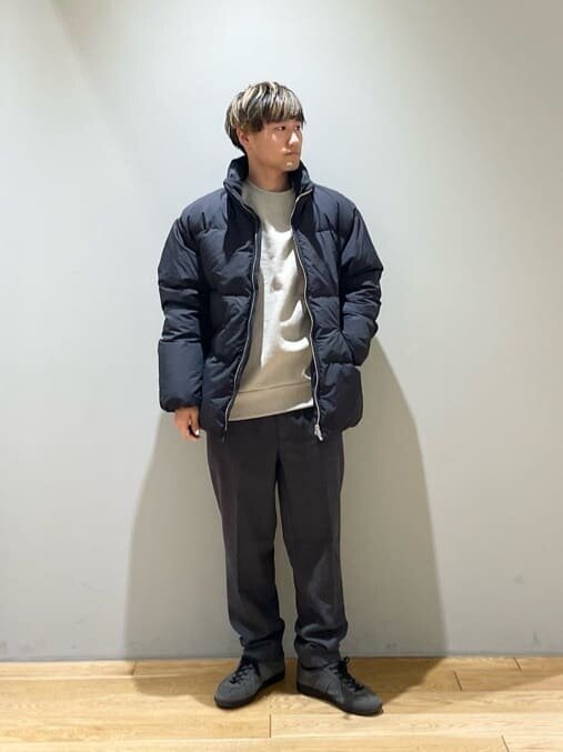 スウェット×ダウンジャケットのコーデ