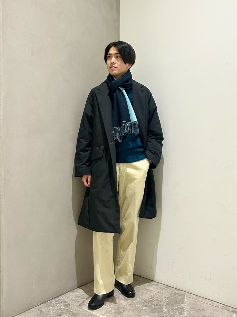 ダウンコート×リバーシブルのマフラーのコーデ