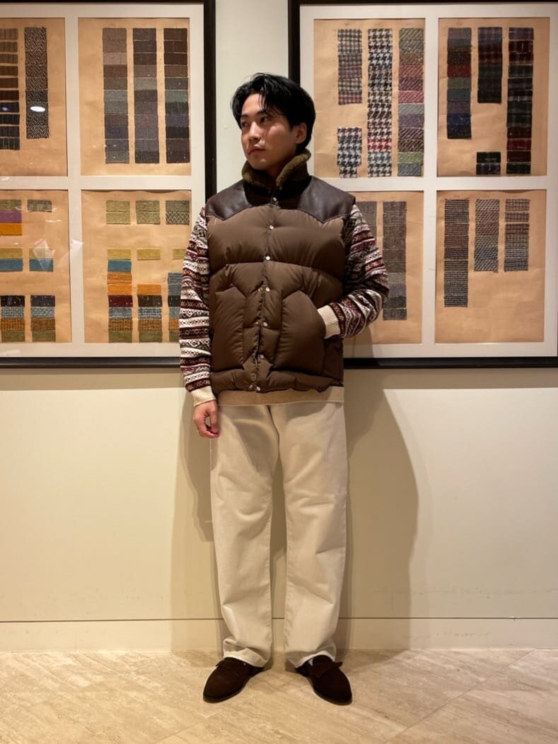ニットポロシャツ×ダウンベストのコーデ