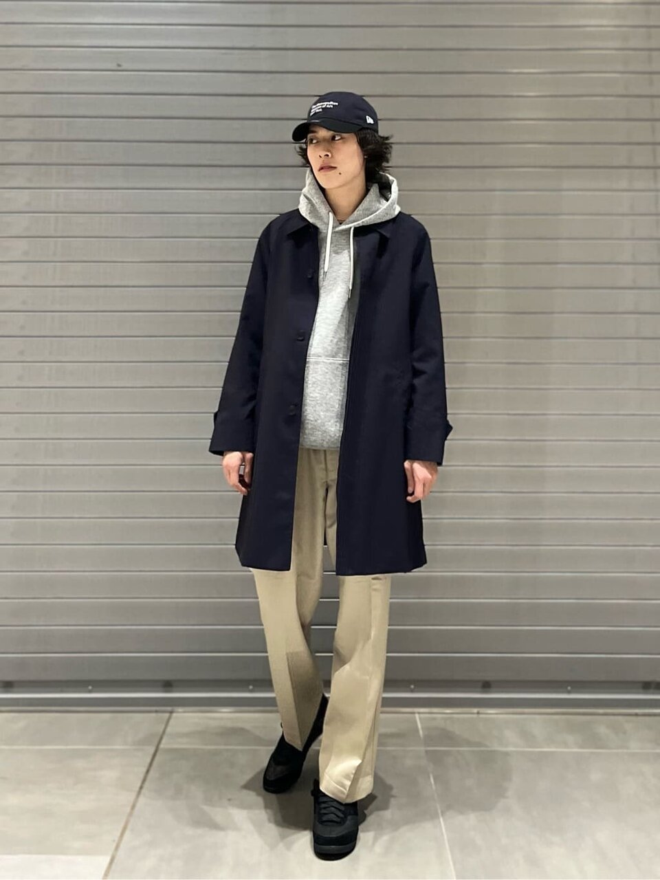 フーディ×ステンカラーコートのコーデ