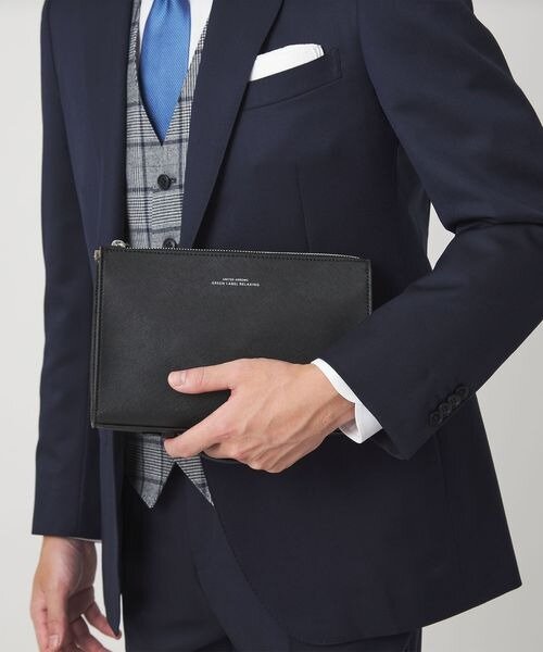 クラッチバッグを持った男性