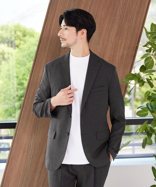 Tシャツを着たノータイのスーツスタイル