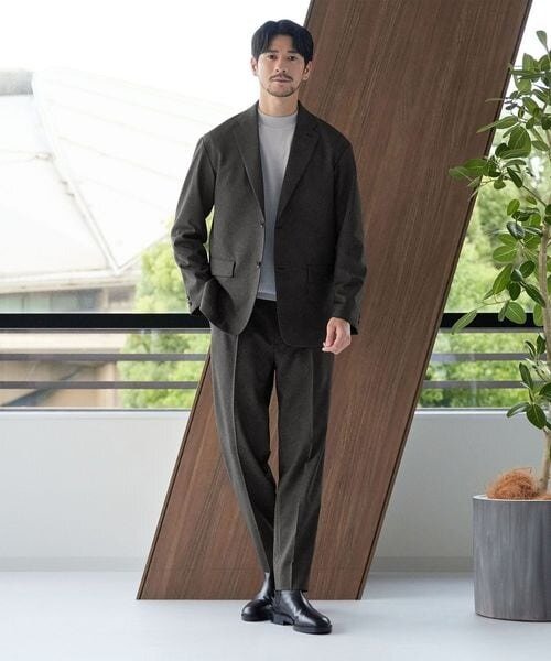 ニットをスーツに着た男性