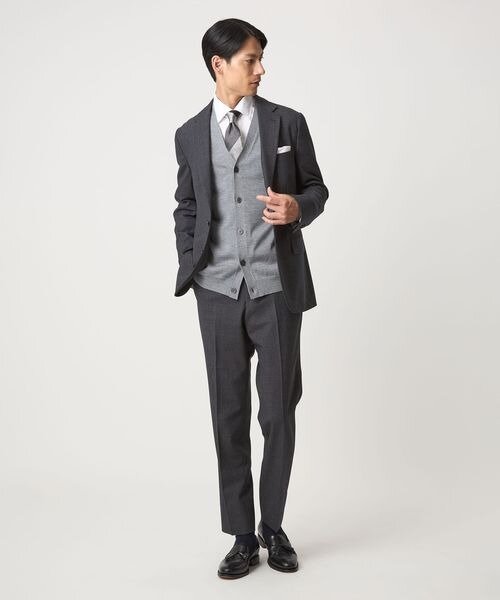 スーツにカーディガンを着た男性