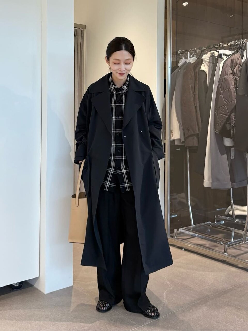 トレンチコート×チェック柄シャツのコーデ