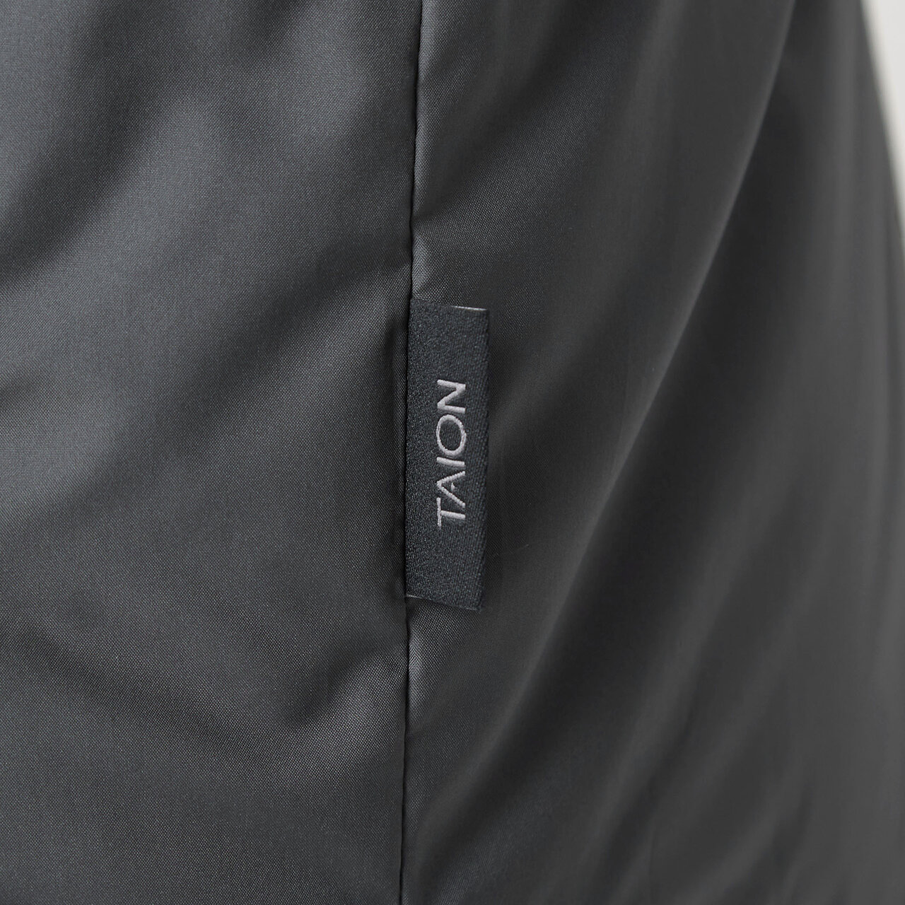 3．TAIONのビズネームはさりげなく脇にセットしました。