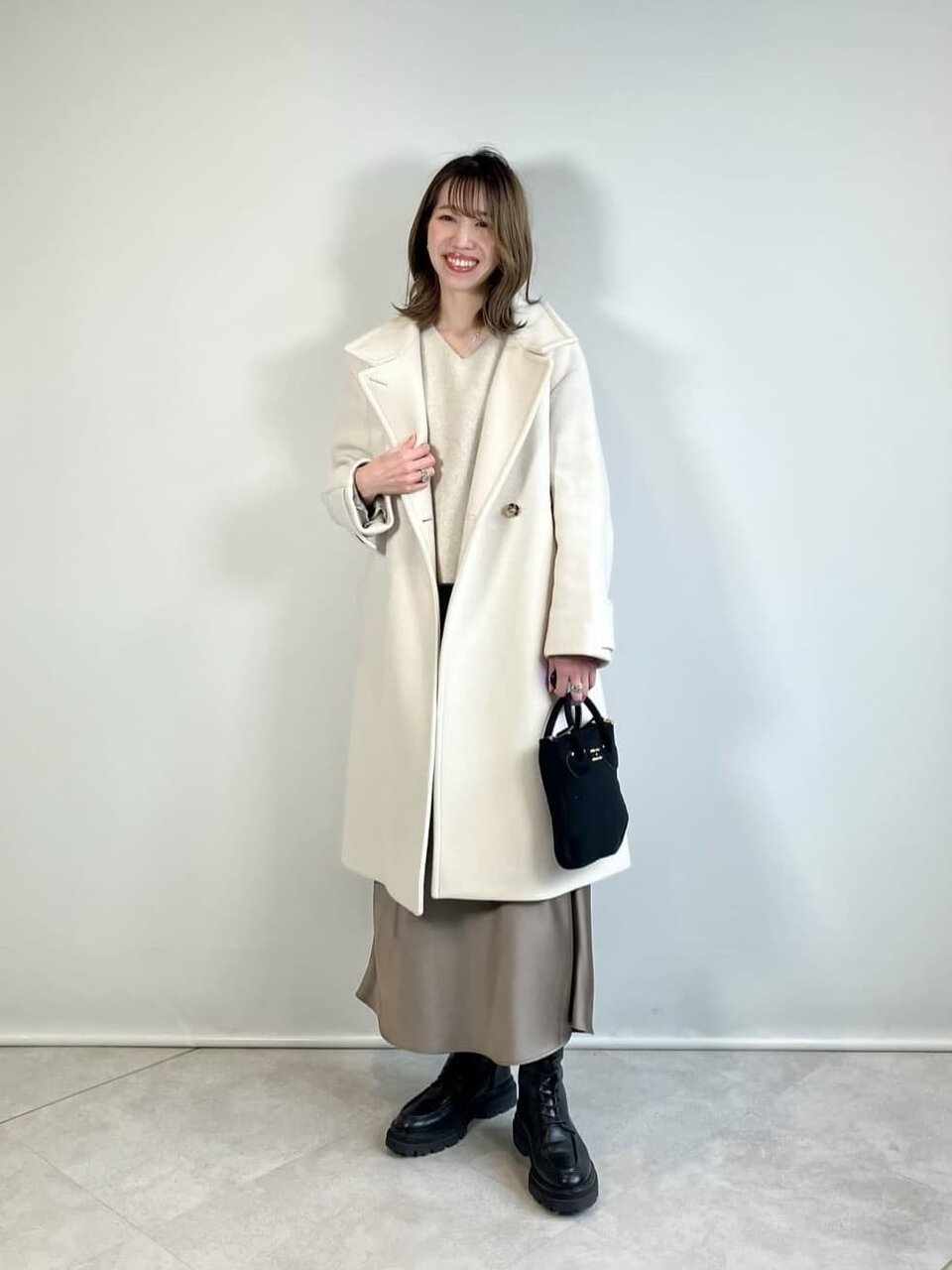 メルトンコート×Vネックニットのコーデ