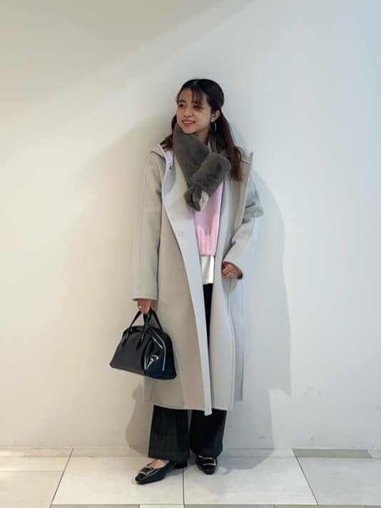 フード付きコート×Vネックニットのコーデ