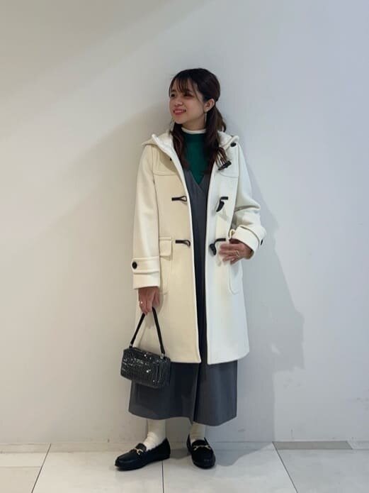 ダッフルコートを着た女性