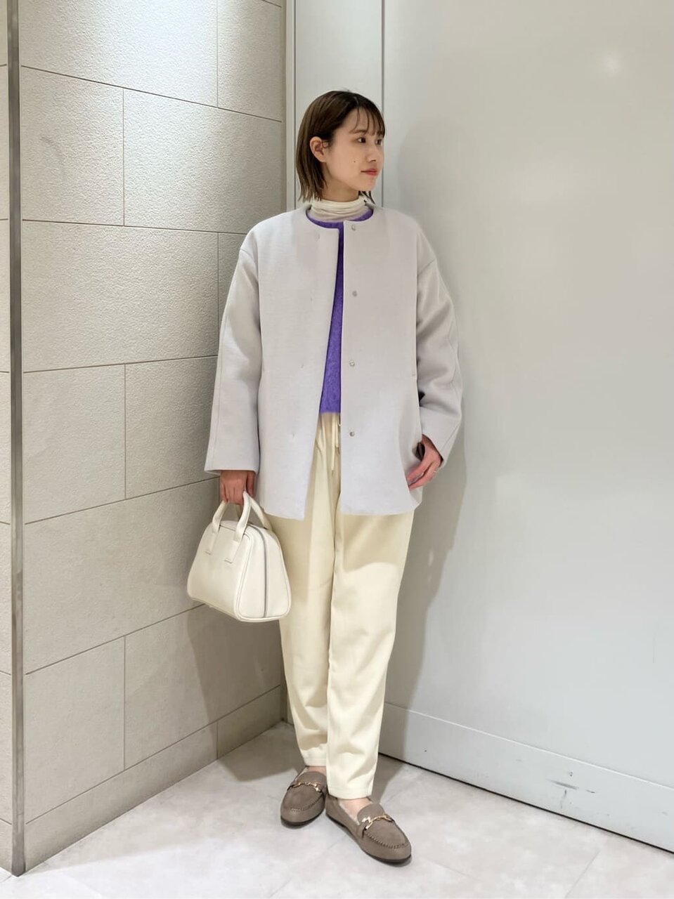 ノーカラーコート×シャギーニットのコーデ