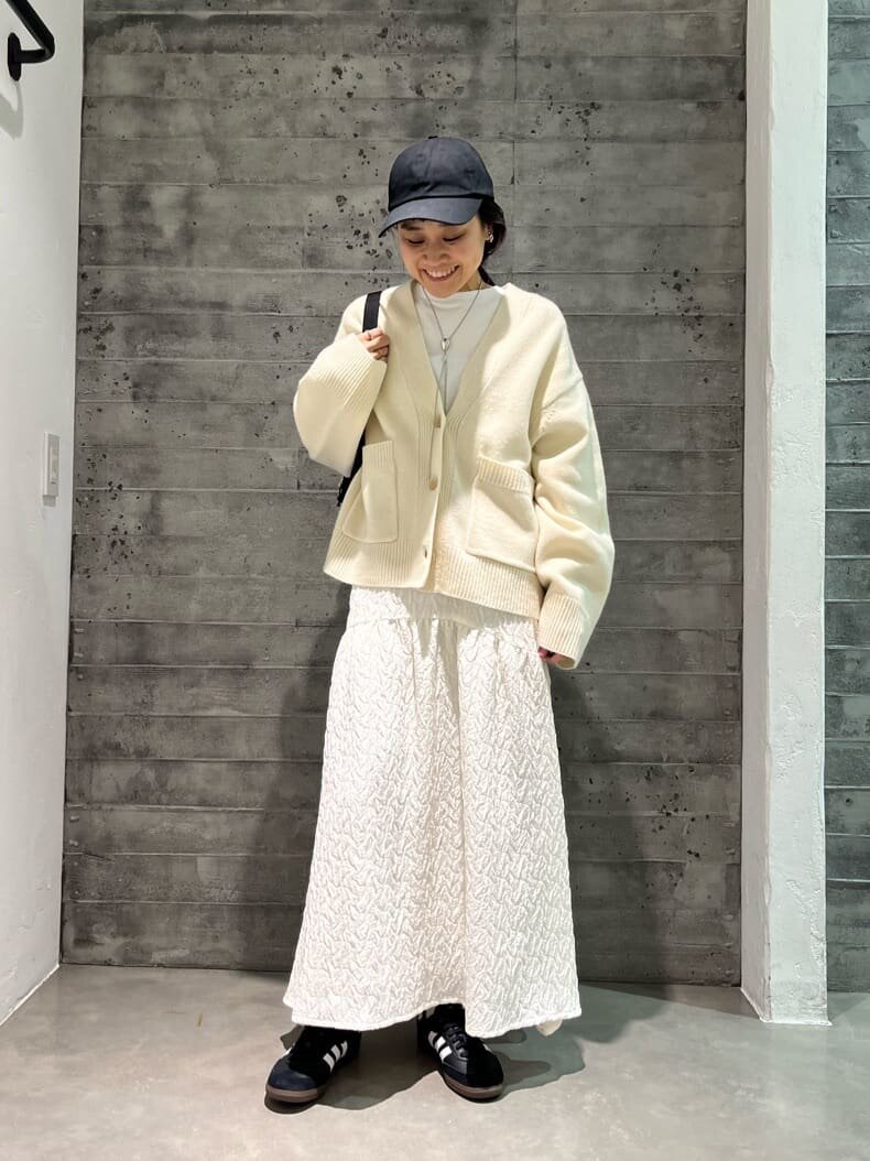 カーディガン×ロンTのコーデ