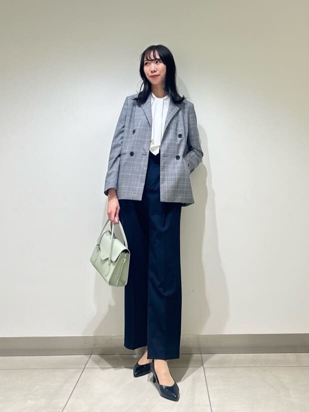 チェック柄テーラージャケット×スカーフタイブラウスのコーデ