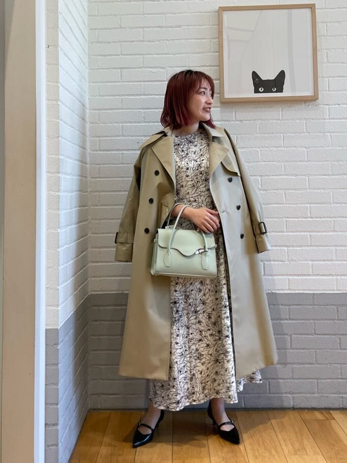 トレンチコート×プリントワンピースのコーデ
