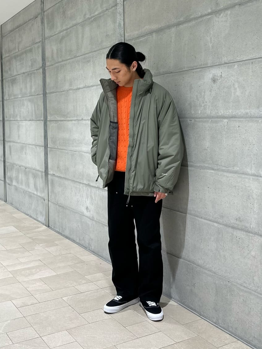 インナーのニットが差し色のカジュアルコーデ