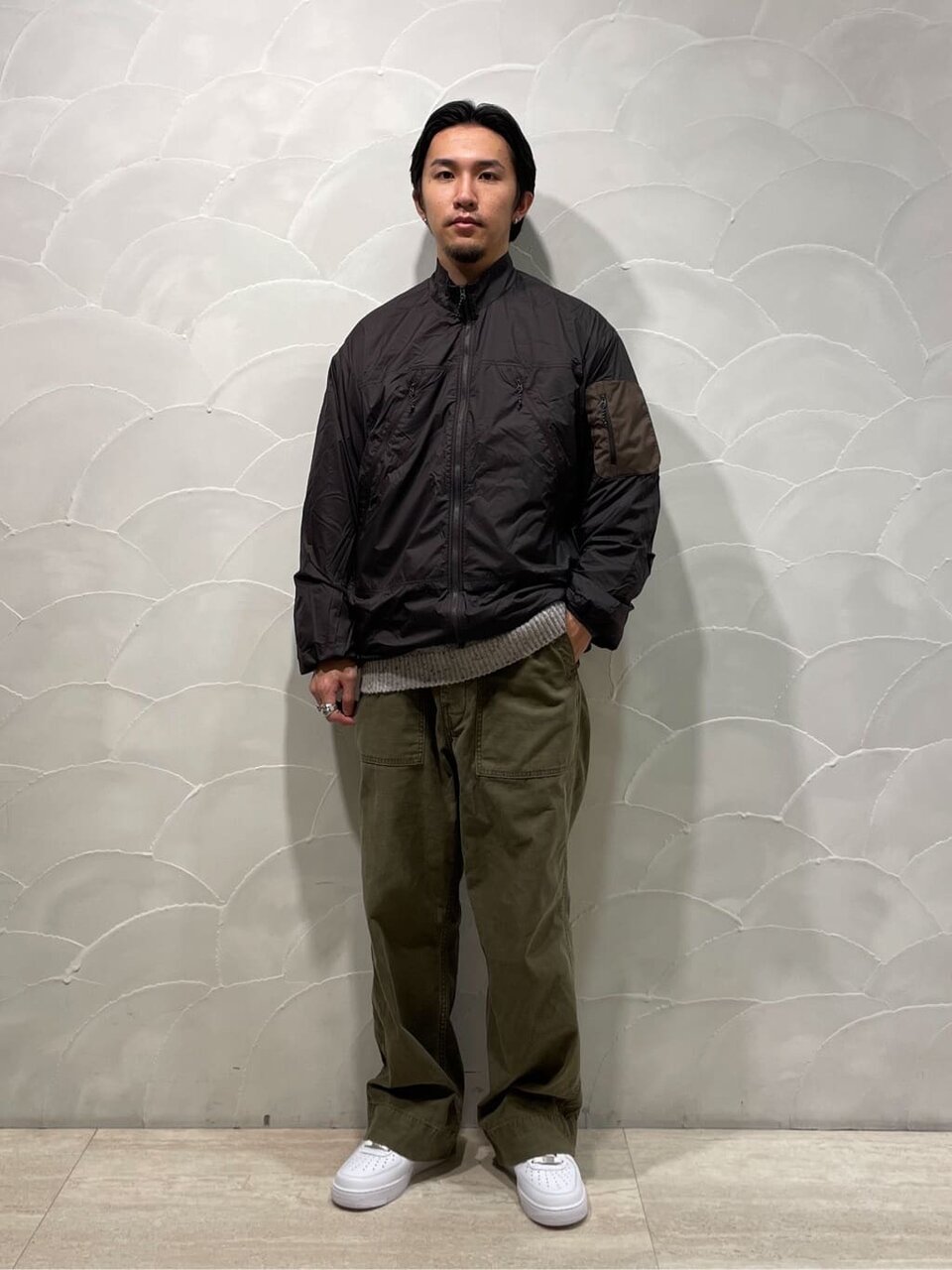 ミリタリーモチーフジャケットのコーデ